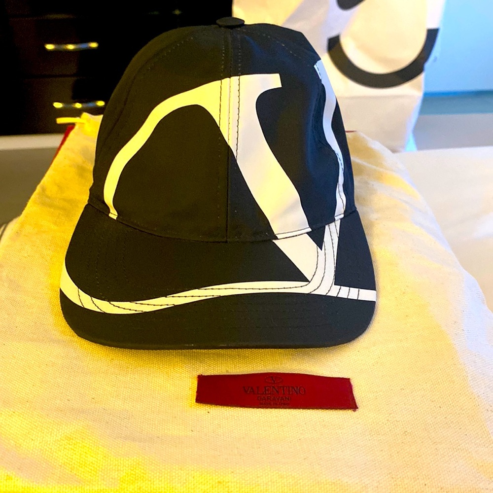 V Logo Signature Baseball Hat